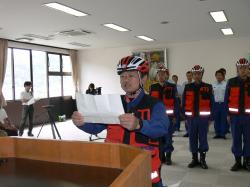 大城組合長に決意表明をするMTB隊・中島弘道隊長1