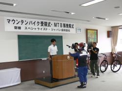大城組合長に決意表明をするMTB隊・中島弘道隊長2